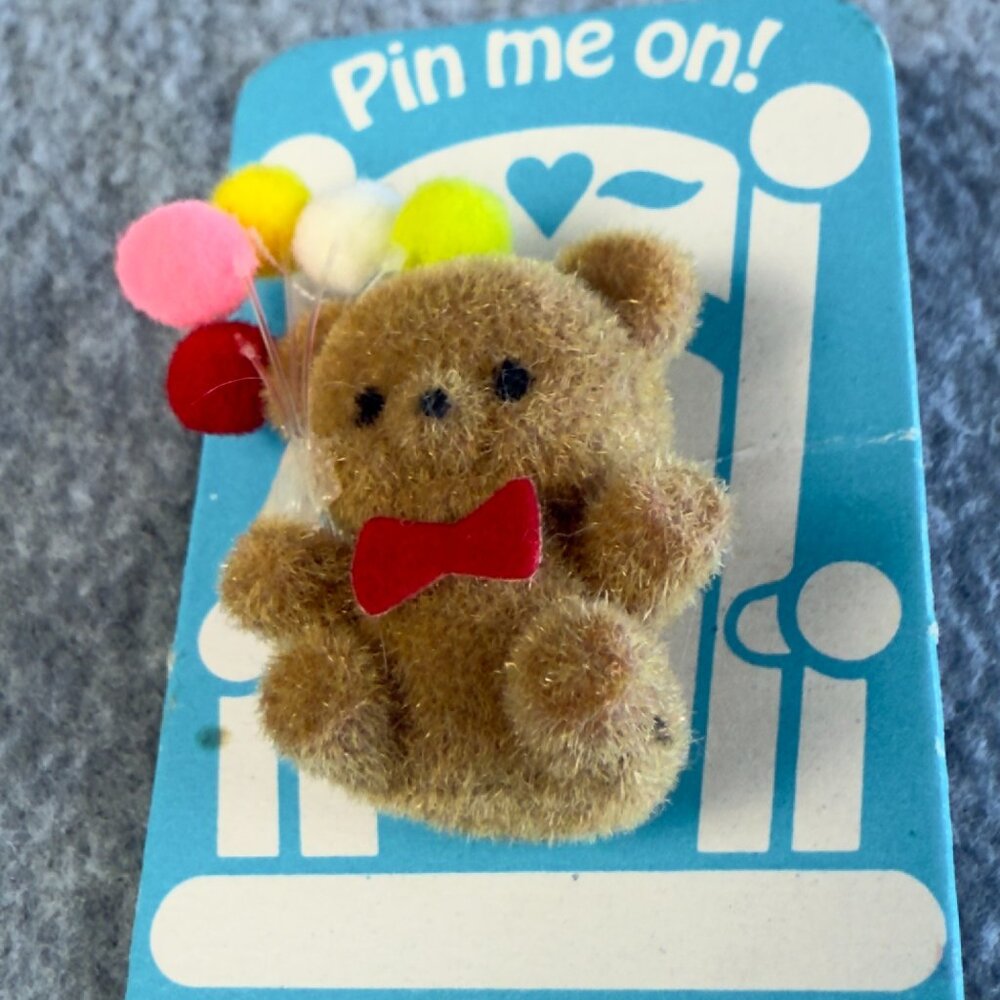 Vintage 80s Accrochez-moi Mini Teddy Bear Pin – Flocked Plush Brooch w/ Balloons